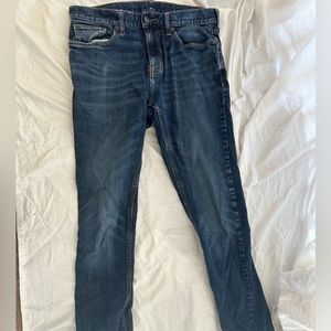 Men’s light wash jeans
